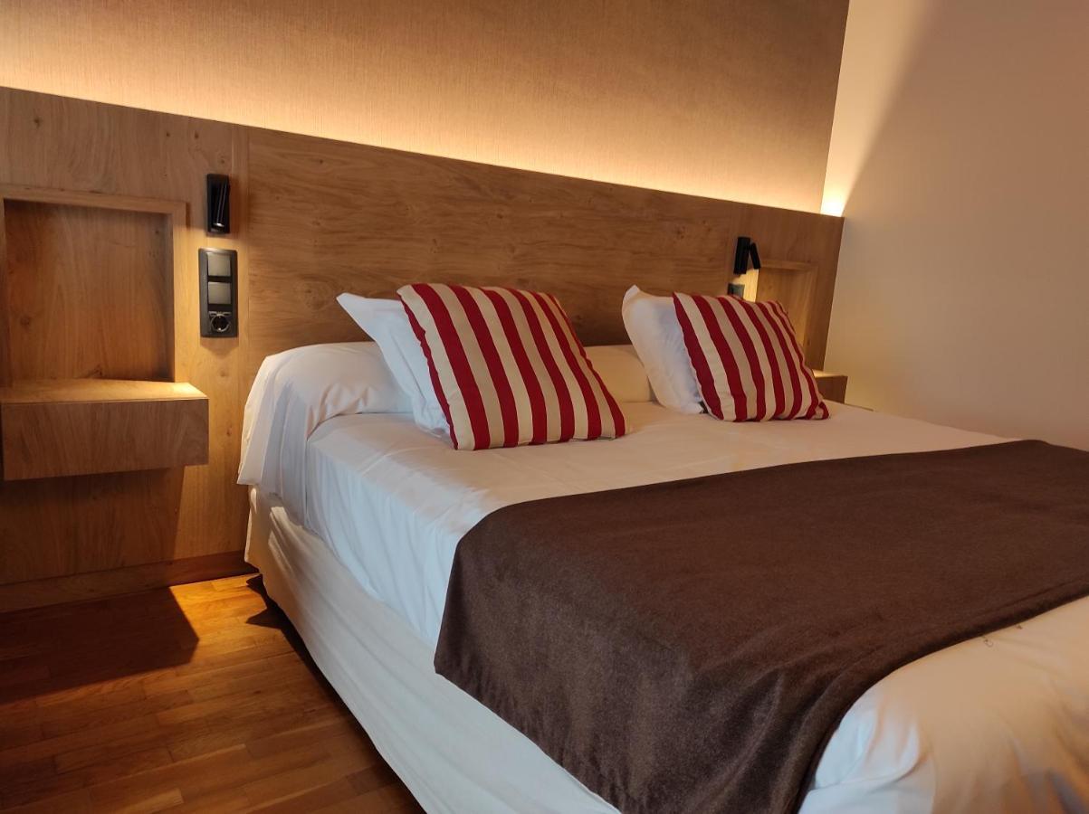 Hotel La Morera Valencia D'Aneu Exteriör bild