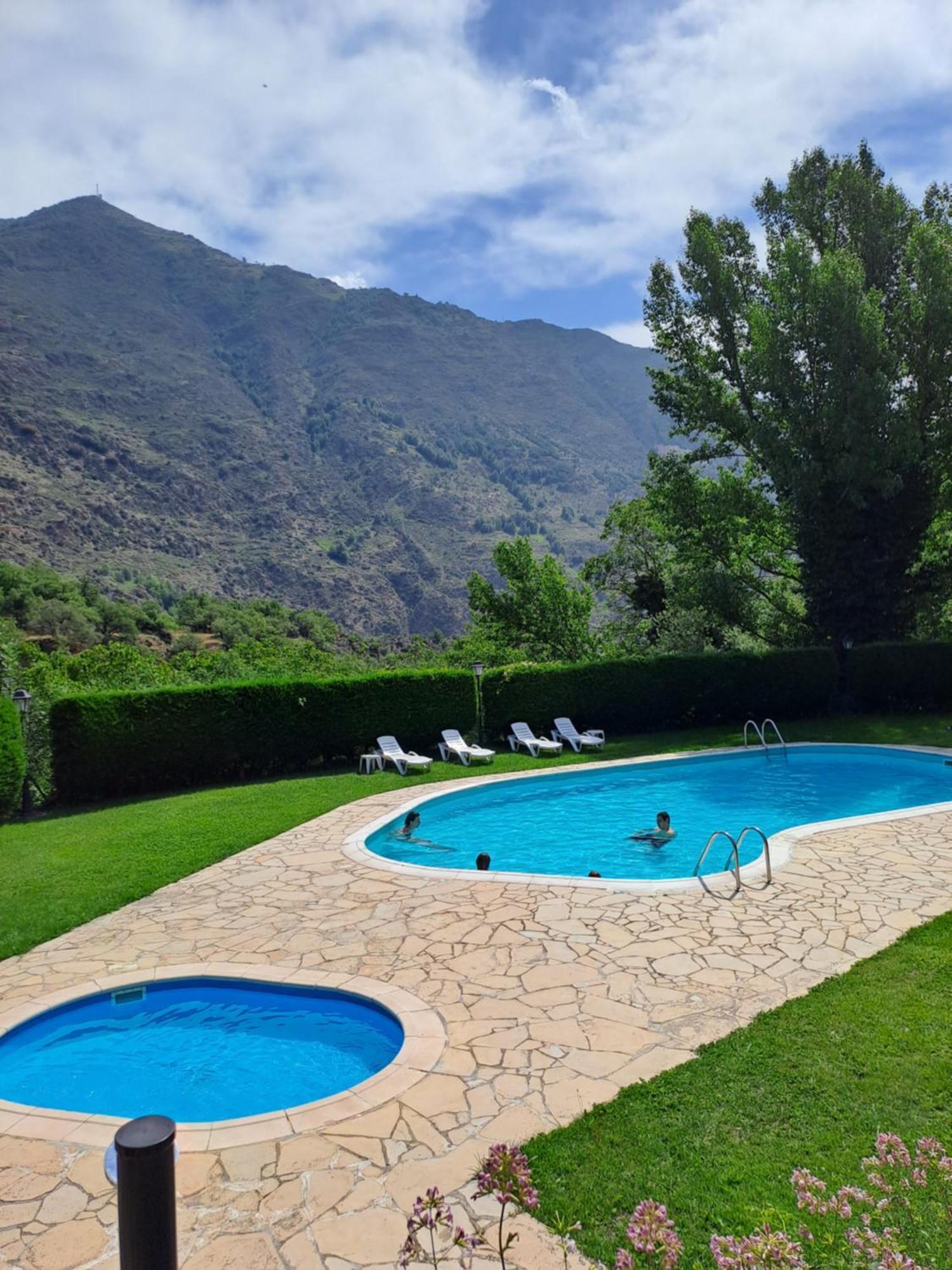 Hotel La Morera Valencia D'Aneu Exteriör bild