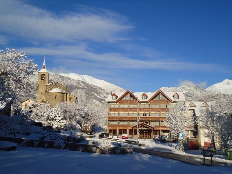 Hotel La Morera Valencia D'Aneu Exteriör bild